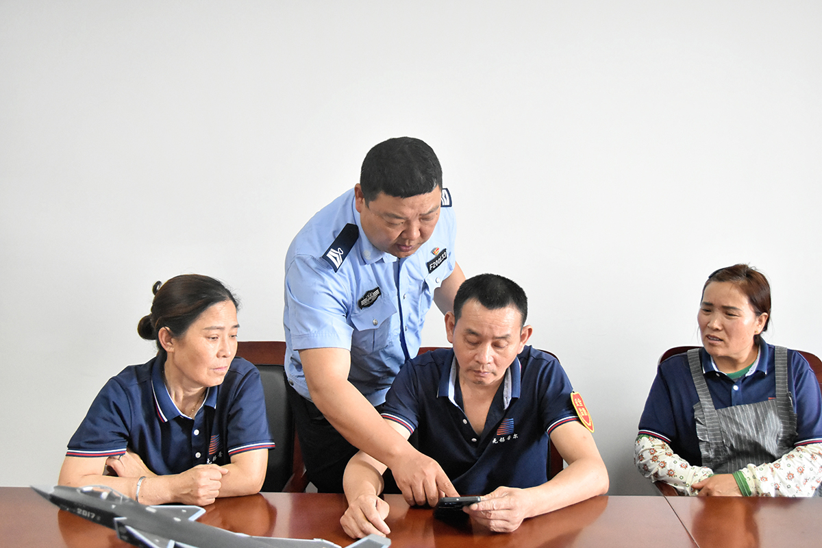 特邀梅梁派出所的民警前来开展打击整治网络谣言宣传活动